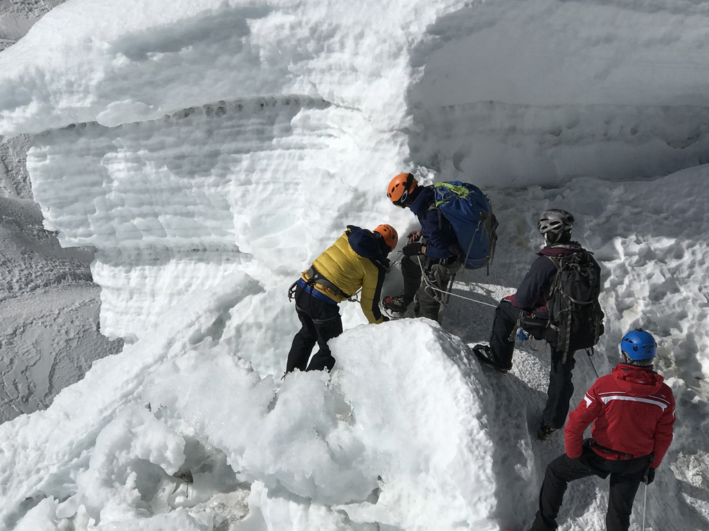 iceland-peak-ice-fall
